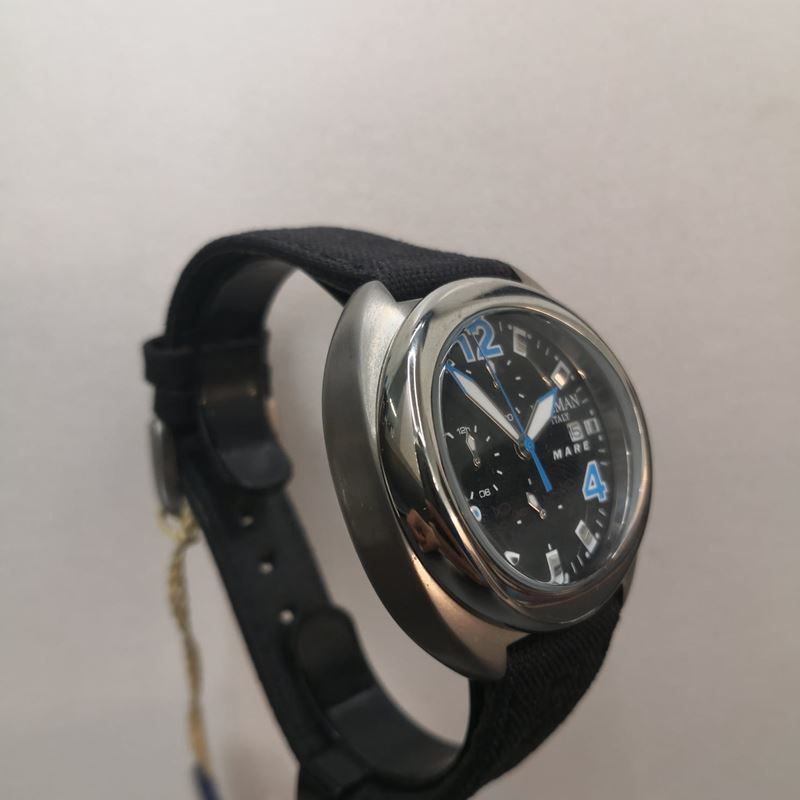 Locman Mare Nero cronografo.Cassa in titanio con quadrante nero e numeri e lancette bianche e azzurre, cinturino in tessuto color nero.